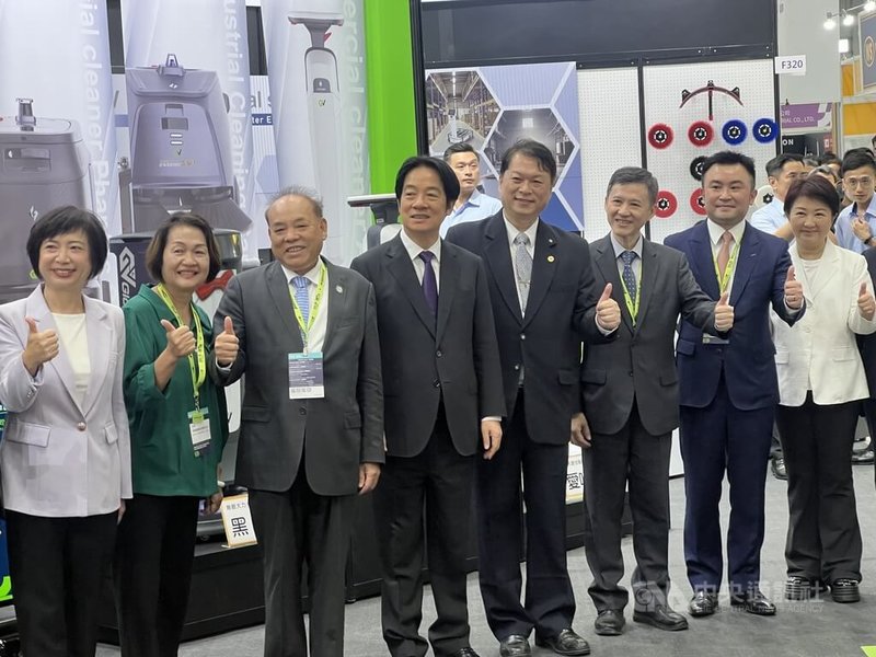 台中國際會展中心首檔大型展覽「2025台灣國際工具博覽會 x 五金工業展」21日登場,總統賴清德(左4)、台中市長盧秀燕(前右)等人出席開幕式。中央社記者郝雪卿攝 114年10月21日