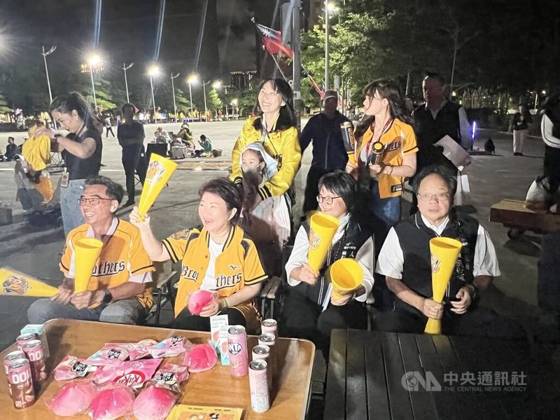中華職棒總冠軍賽21日進入第3戰,同樣在台北大巨蛋舉行,台中市政府於府前廣場舉辦直播派對,市長盧秀燕(前左2)也披上中信兄弟球衣到場,與球迷一起為兄弟加油。中央社記者郝雪卿攝 114年10月21日