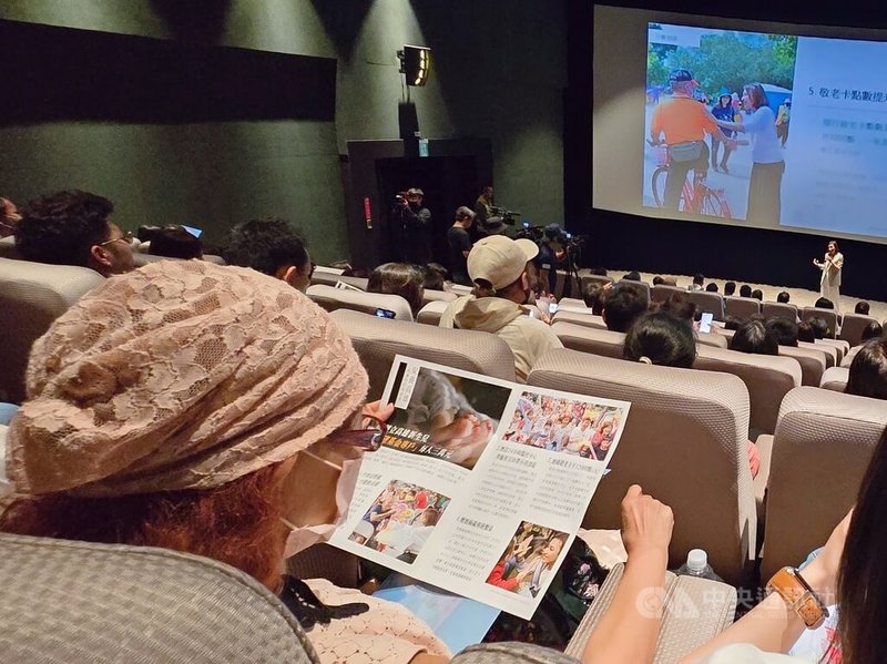 投入民進黨高雄市長初選的立委邱議瑩（圖）21日在台鋁影城舉辦政策發表會。她表示，高雄市老年人口比例已超過20%，目前的長照中心不論是人力、資源都不足以應付龐大的老年人口，為此未來要把長照中心升格為長照處；由衛生局、社會局統合資源，提供民眾需求評估與資源整合的單一窗口。中央社記者董俊志攝 114年10月21日