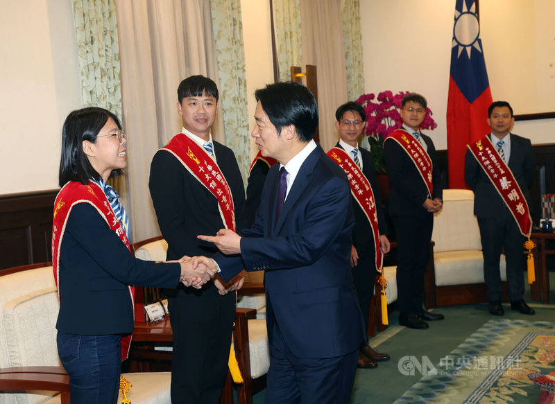 總統賴清德(前右)21日接見十大傑出青年當選人,並表示要代表國家感謝眾人在各領域的耕耘與貢獻,當選十傑不僅僅是個人榮耀,更代表國家持續向上的力量。中央社記者郭日曉攝 114年10月21日
