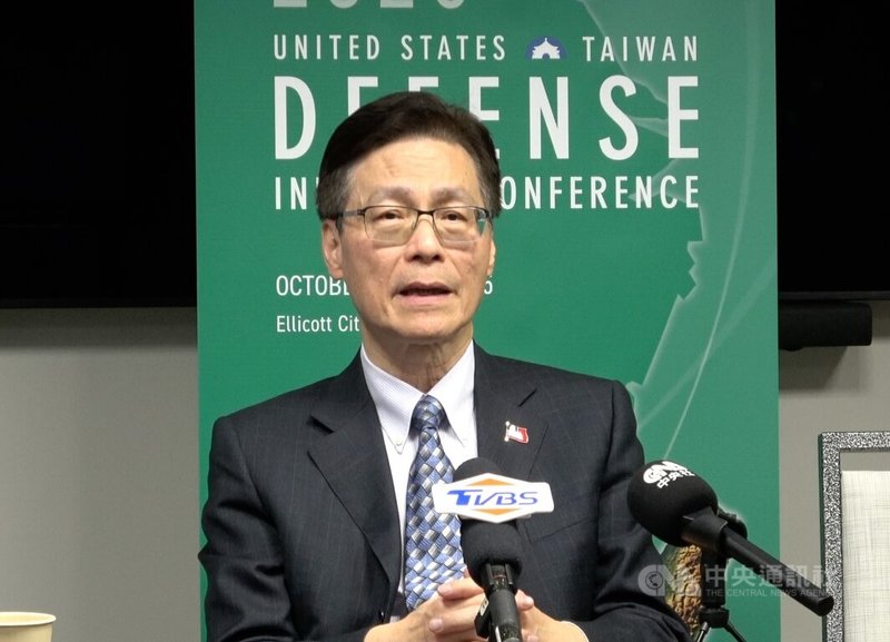 國民黨駐美代表秦日新出席美台國防工業會議,並於20日下午在場邊舉行記者會。中央社記者侯姿瑩埃利科特市攝 114年10月21日