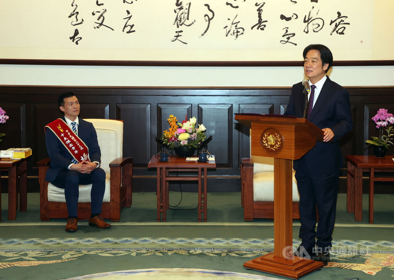 總統賴清德(右)21日下午接見十大傑出青年當選人時表示,國家的未來掌握在青年手中,政府會持續投資未來世代,給年輕人更多支持。中央社記者郭日曉攝 114年10月21日