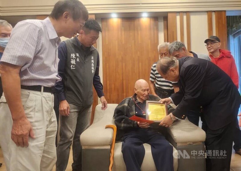 重陽節將屆,澎湖縣長陳光復(右)與議長陳毓仁(左2),21日聯袂前往人瑞家中轉贈敬老狀、金鎖片及致贈敬老禮金等,祝賀人瑞萬事如意,健康「呷百二」。中央社 114年10月21日