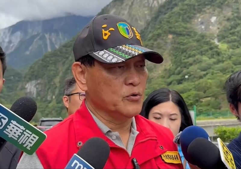 馬太鞍溪堰塞湖下方形成新堰塞湖,前進協調所總協調官季連成(前)21日前往立霧溪燕子口堰塞湖視察時受訪表示,新堰塞湖滿水位約50萬到60萬噸,即便壩堤沖毀,所有水往下流,水位只增加50到70公分,根據觀察20至24小時會開始溢流。央社記者李先鳳花蓮攝 114年10月21日