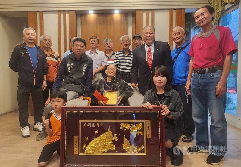 重陽節將屆,澎湖縣長陳光復(中右2)與議長陳毓仁(中左2),21日聯袂前往人瑞家中轉贈敬老狀、金鎖片及致贈敬老禮金等,100歲人瑞張德對總統府致贈的敬老狀,仔細端視,最為高興。中央社 114年10月21日