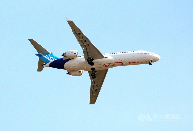 越南廉航越捷航空在承租半年後,18日停止向中方續租2架C909客機,原因是成本高與法規限制。越南是今年4月習近平到訪後承租,凸顯C909在越南首飛及兩國關係深化。圖為2024年珠海航展參與表演的C909。中央社記者陳亦偉攝 114年10月21日