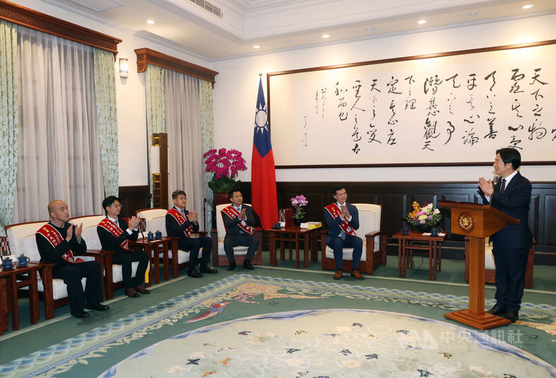 總統賴清德(右)21日下午在總統府接見十大傑出青年當選人,賴總統強調,青年的驕傲就是國家的驕傲,正因為有大家的投入與堅持,台灣的未來更加充滿希望,現場也給予眾人掌聲鼓勵。中央社記者郭日曉攝 114年10月21日