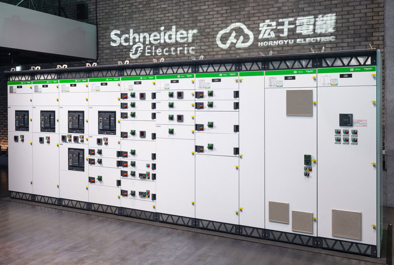 施耐德電機21日宣布,授權宏于電機「Okken授權配電盤」,將符合IEC 61439國際標準的配電設備導入台灣,協助電力基礎設施升級。(施耐德提供)中央社記者鍾榮峰傳真 114年10月21日