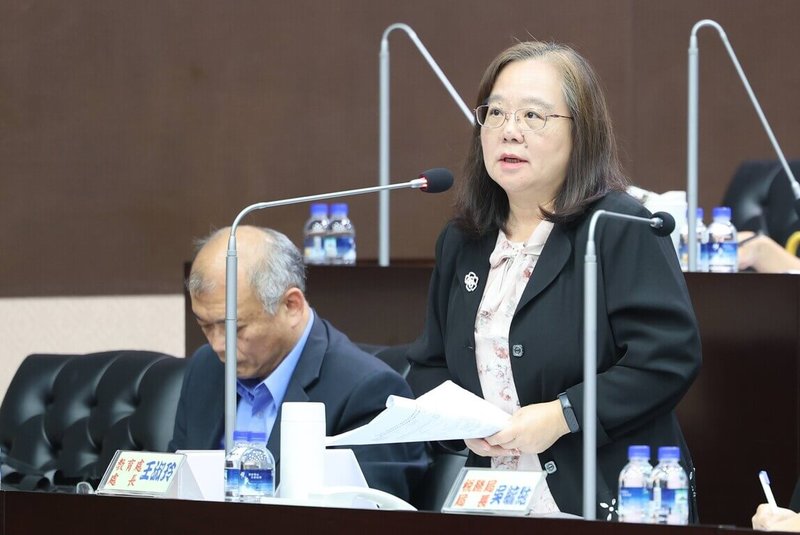 南投縣議會21日進行縣政總質詢,有關校事會議檢舉氾濫一事,教育處長王淑玲(右)表示,若匿名檢舉且未具體陳述事實,學校可不受理。(南投縣政府提供)中央社記者蕭博陽南投縣傳真 114年10月21日