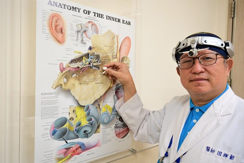 亞洲大學附屬醫院耳鼻喉科主治醫師田輝勣提醒,長時間使用耳機降躁功能,對聽力恐有負面影響。(亞大醫院提供)中央社記者趙麗妍傳真 114年10月21日