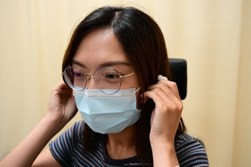 不少人習慣戴降噪耳機,一戴就是好幾個小時,醫師提醒,若出現「耳鳴持續超過3天」、「頭暈合併走路不穩」、「突然聽不清楚別人說話」,就應立即就醫。(亞大醫院提供)中央社記者趙麗妍傳真 114年10月21日