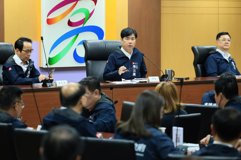 高雄市長陳其邁(後中)21日主持市政會議,市府教育局於會中簡報萬聖節活動規劃情形。(高雄市政府提供)中央社記者蔡孟妤傳真 114年10月21日