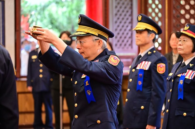 警政署21日在台北內湖警察公墓舉行秋祭典禮,由署長張榮興(中)擔任主祭,悼念歷年來因公殉職和積勞病故的警察英靈。(警政署提供)中央社記者黃麗芸傳真 114年10月21日