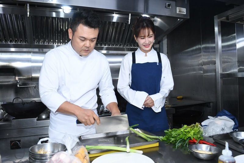 藝人安心亞（右）21日出席料理實境秀「星廚之戰」首播記者會，分享錄製節目的甘苦，安心亞笑稱在節目中不小心放了真感情，還委屈落淚，形容就跟自己的愛情一樣坎坷。左為主廚陳勇孝。（華視提供）中央社記者洪素津傳真　114年10月21日
