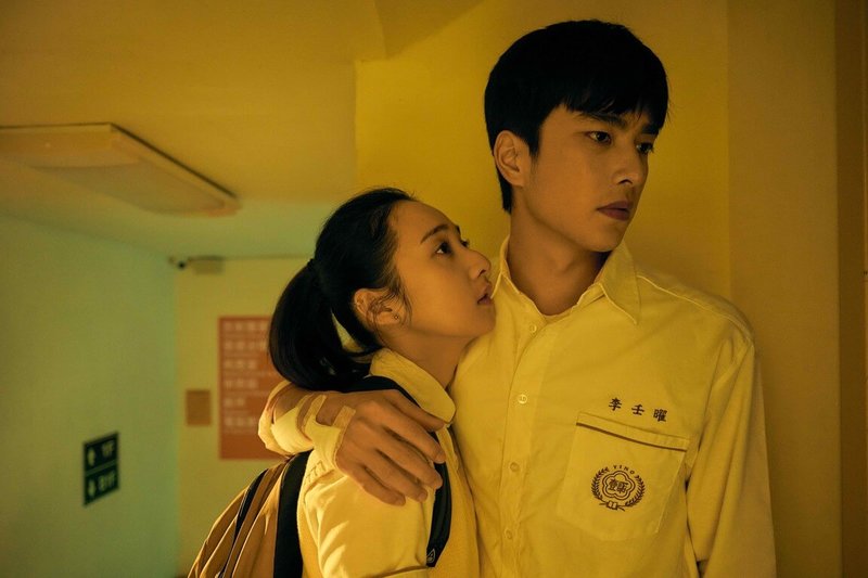 影集「如果我不曾見過太陽」11月將上線,演員曾敬驊(右)在片中飾演「暴雨殺人魔」,就在墮入黑暗之際,李沐(左)的出現成為他生命中的一束光,兩人展開一段甜蜜卻註定悲傷的戀曲。(Netflix提供)中央社記者洪素津傳真 114年10月21日