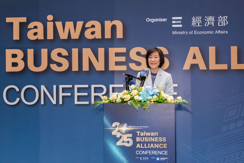 經濟部「2025台灣全球招商論壇」由經濟部次長江文若主持。（經濟部提供）中央社記者曾智怡傳真　114年10月21日