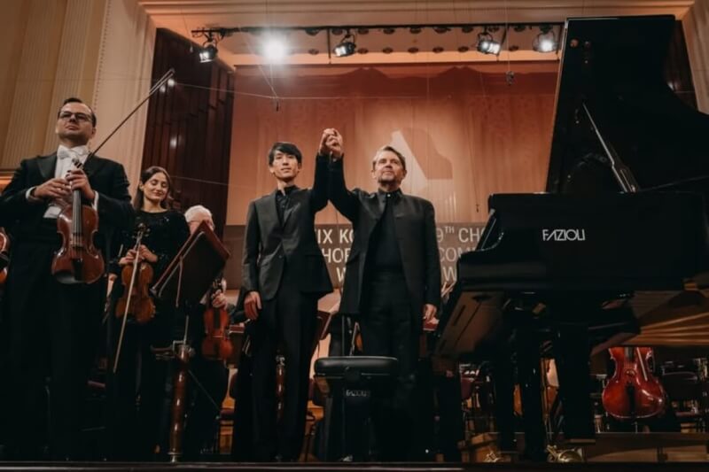 第19屆國際蕭邦鋼琴大賽結果揭曉,美籍鋼琴家陸逸軒(Eric Lu)(左3)奪冠。(摘自國際蕭邦鋼琴大賽官方臉書) 中央社記者趙靜瑜傳真 114年10月21日