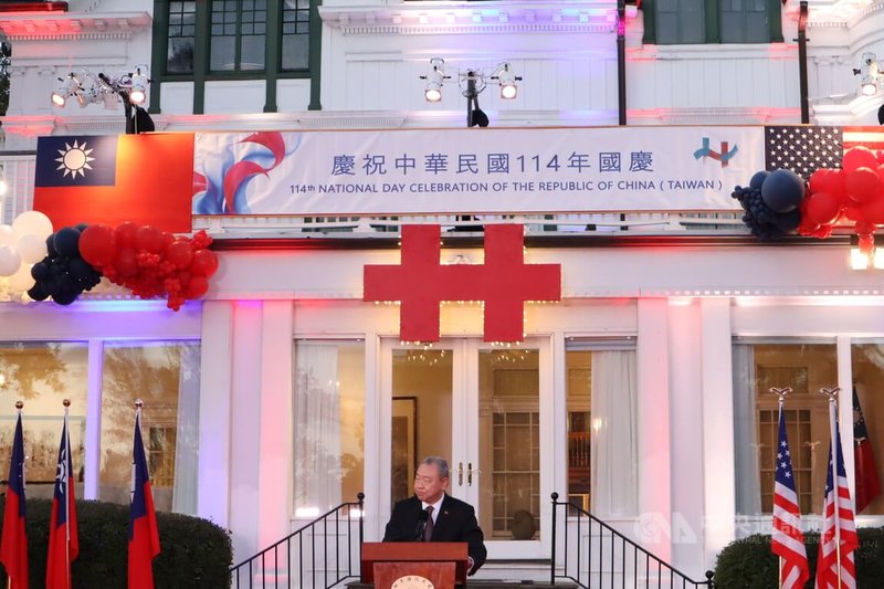 美國聯邦參議員克魯茲20日推出法案,盼推翻多年禁令,讓台灣官員與軍人能於官方場合展示國旗及其他相關徽章。圖為雙橡園國慶活動現場,攝於10月9日。中央社記者鍾佑貞華盛頓攝 114年10月21日