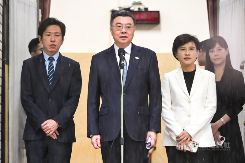 副總統蕭美琴接受外媒訪問表示，不只台積電赴美投資，還包含生態系，引發藍營批評是「德公移山」。行政院長卓榮泰（前中）21日在立法院接受媒體聯訪表示，除了產業自主外，政府也會推出AI新十大建設，擴大在台灣的護國群山，山在台灣，台灣就是山，沒有人移得走。中央社記者王騰毅攝  114年10月21日