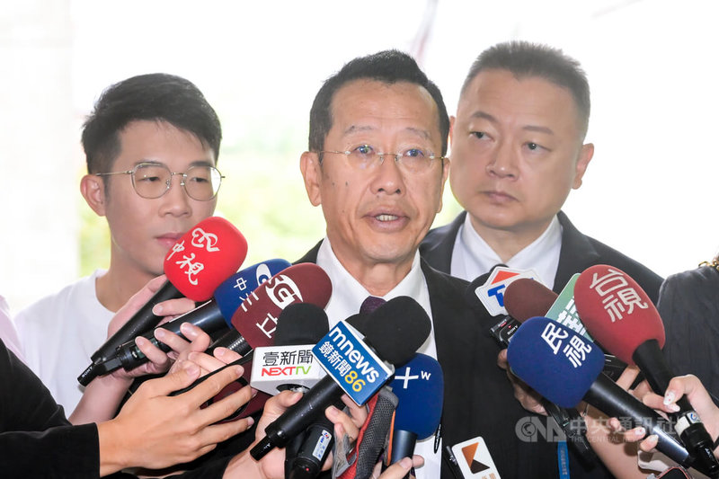 藝人閃兵案延燒,新北檢警21日展開第3波搜索。對此,國防部長顧立雄(中)在立法院受訪表示,詳細狀況會再進一步瞭解;並指出,國防部之前已跟三軍總醫院檢討兵役體格認定標準等,避免閃兵情況發生。此外,國防部會加速跟三總研討加嚴兵役體檢、努力策進。中央社記者王騰毅攝 114年10月21日