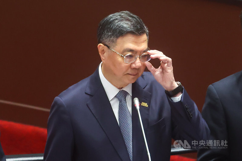 外界關注國民黨主席當選人鄭麗文未來的兩岸政策,以及是否可能赴中見中共總書記習近平。行政院長卓榮泰(圖)21日在立法院受訪時表示,若能在中華民國主權不被侵犯剝奪等前提下,期待鄭麗文拿出贏過5位國民黨主席候選人的力道,與習近平見面,進行健康有序的交流。中央社記者王騰毅攝 114年10月21日