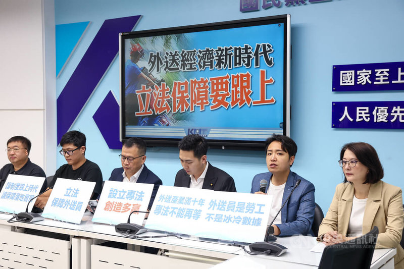 國民黨立法院黨團21日舉行記者會,立委王鴻薇(右起)、羅廷瑋等人出席,說明在外送經濟時代,應設立外送專法等相關規劃,保障外送員權益。中央社記者王騰毅攝 114年10月21日