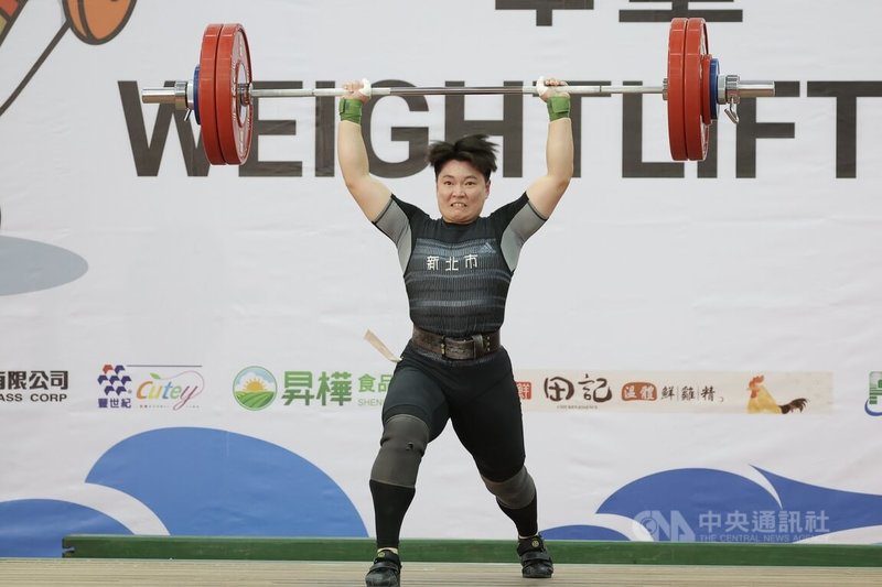 代表新北市出戰114年全國運動會的舉重選手陳玟卉(圖),21日以抓舉100公斤、挺舉129公斤,總和229公斤在女子76公斤級成功摘金。中央社記者翁睿坤攝 114年10月21日