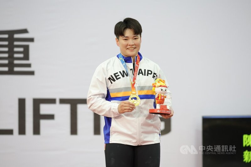 114年全國運動會在雲林登場,舉重項目21日進行女子組76公斤級決賽,代表新北市出賽的陳玟卉(圖)成功摘金,拿著金牌留影。中央社記者翁睿坤攝 114年10月21日