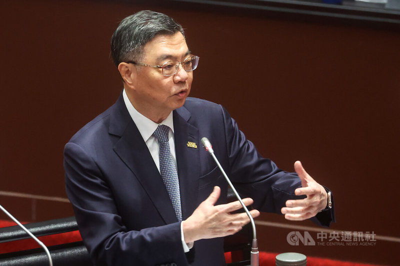 立法院21日進行施政總質詢，有立委指出住都中心推出「婚育宅」除戶數不足外，租期最長僅12年，孩子國小畢業就得搬家；對此，行政院長卓榮泰（圖）回應，這個政策剛開始數量比較少，如果社宅達到預定目標後，年限當然是可以再放寬。中央社記者王騰毅攝  114年10月21日