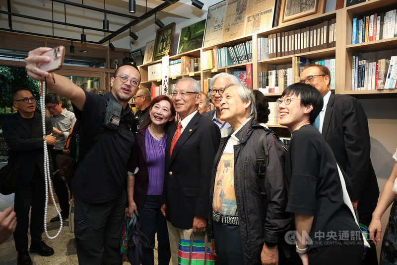 允晨文化在台北大稻埕商圈的實體書店「民樂書坊」21日舉辦開幕活動,與會貴賓在書店內合影留念。中央社記者謝佳璋攝 114年10月21日