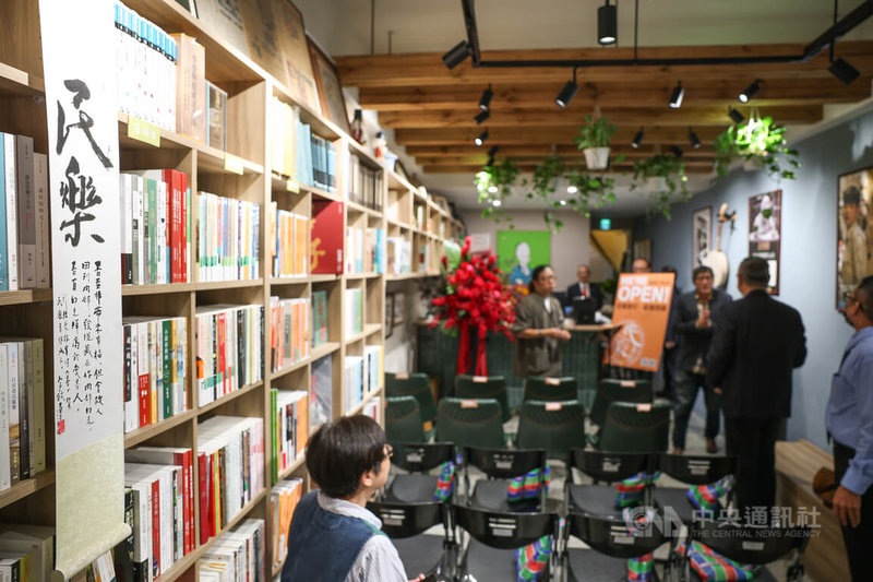 允晨文化在台北大稻埕商圈的實體書店「民樂書坊」21日下午舉行開幕活動,盼在台北打造一處文化新據點。中央社記者謝佳璋攝 114年10月21日
