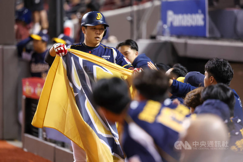 中華職棒總冠軍賽(台灣大賽)21日在台北大巨蛋進行第3戰,勝場尚未開張的中信兄弟隊力拚搶勝,陣中詹子賢(左)2局轟出陽春砲,助隊先馳得點,回到本壘後開心與隊友慶祝。中央社記者吳家昇攝 114年10月21日