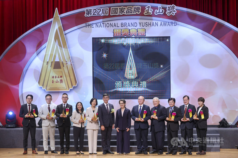 副總統蕭美琴(右6)21日晚間在台北應邀出席「2025第22屆國家品牌玉山獎」頒獎典禮並擔任頒獎人,與獲獎代表一同在台前合影。中央社記者鄭清元攝 114年10月21日