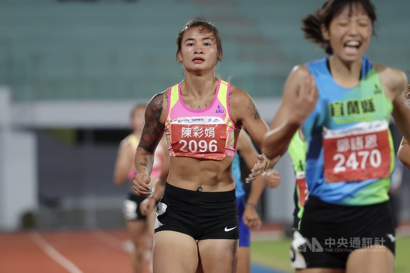 114年全國運動會在雲林,女子田徑全能運動21日晚間結果出爐,由代表新北市參賽的田徑女將陳彩娟(中)以總分5520拿下冠軍。中央社記者翁睿坤攝 114年10月21日