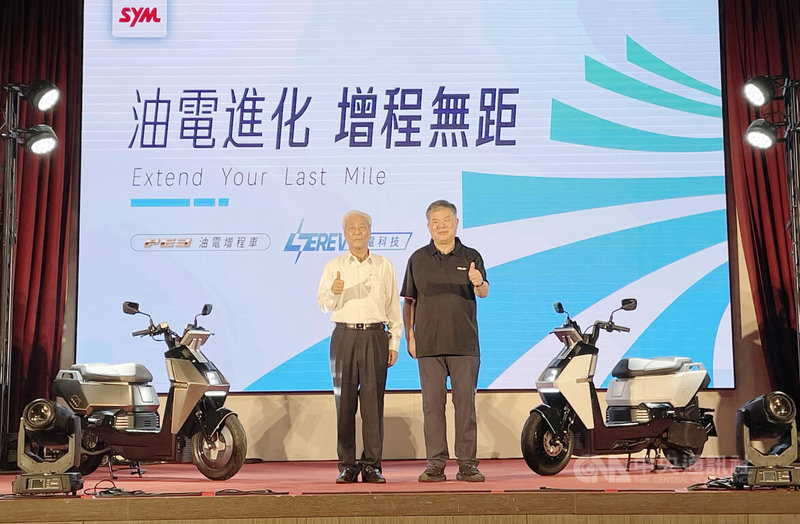 三陽21日在台中推出新款油電增程機車,並發表新的增程式電動機車技術,力拚2027年量產。圖左為三陽董事長吳清源。 中央社記者鍾榮峰攝 114年10月21日