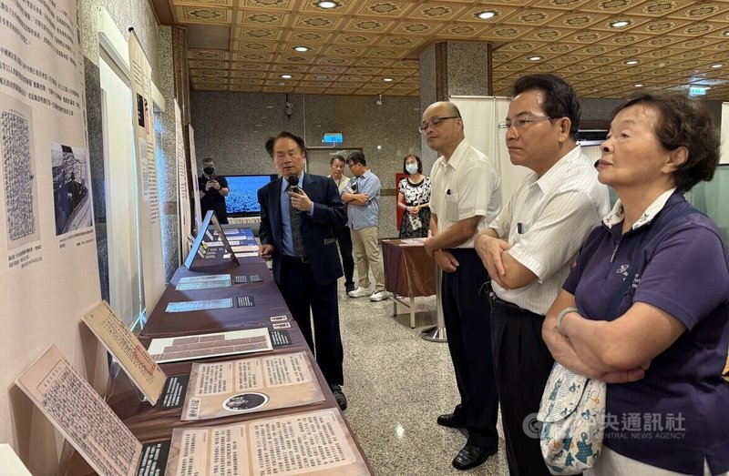 「亮光與暗影:1945年前後的台灣重要史料微型展」21日起在國史館台灣文獻館展出,國史館長陳儀深(前左)、台灣文獻館長黃翔瑜(前右3)等人出席。中央社記者蕭博陽攝 114年10月21日
