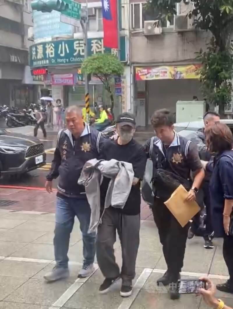 永和警分局21日上午將藝人張書偉(左2)拘提到案。(翻攝畫面)中央社記者曹亞沿傳真 114年10月21日