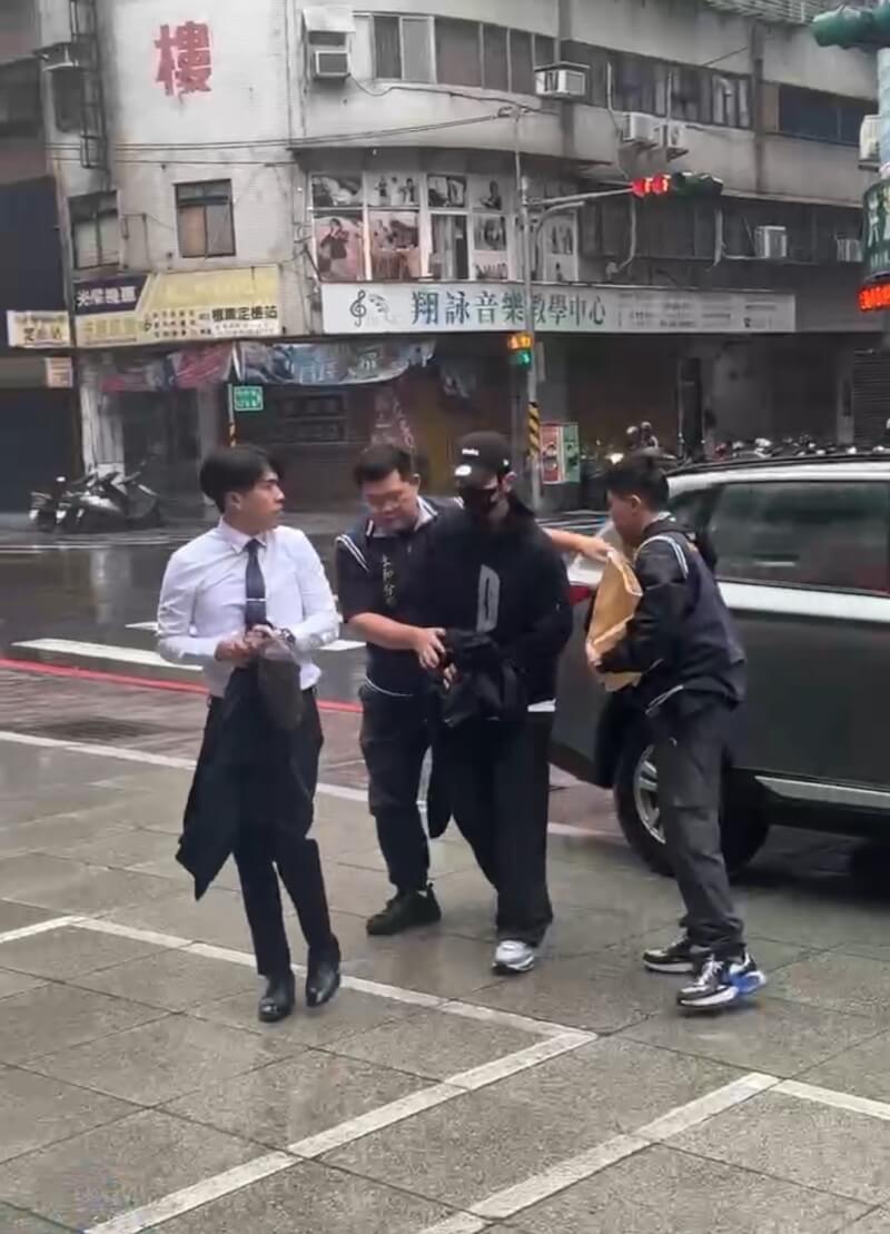 藝人閃兵案延燒,新北檢警展開第3波搜索,永和警分局21日上午將藝人修杰楷(右2)拘提到案說明。(翻攝照片)中央社記者曹亞沿傳真 114年10月21日