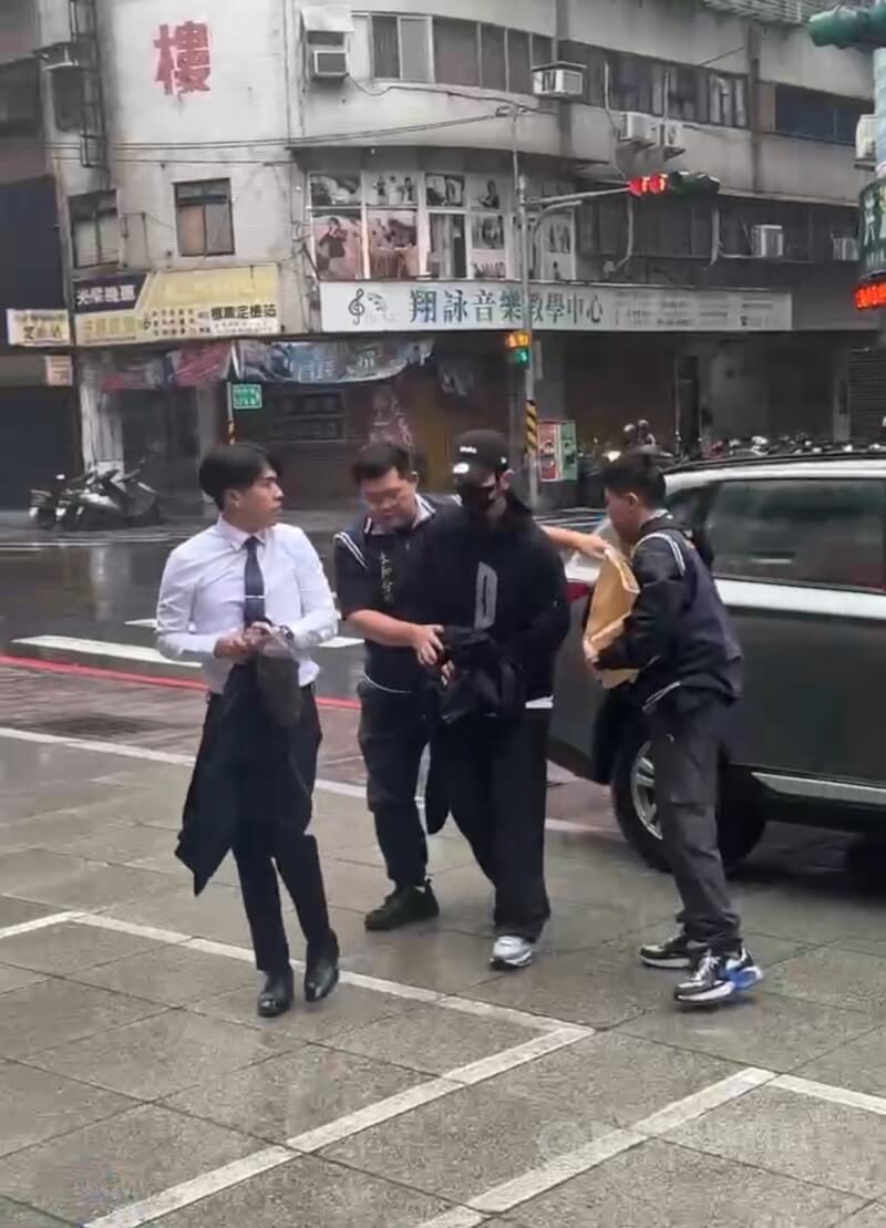 藝人閃兵案延燒，新北檢警展開第3波搜索，永和警分局21日上午將藝人修杰楷（右2）拘提到案說明。（翻攝照片）中央社記者曹亞沿傳真　114年10月21日
