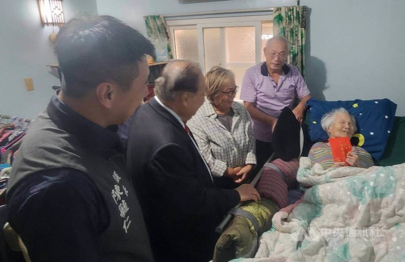 重陽節將屆,澎湖縣長陳光復(左2)與議長陳毓仁(左),21日聯袂前往人瑞家中轉贈敬老狀、金鎖片及致贈敬老禮金等,祝賀人瑞萬事如意,健康「呷百二」。中央社 114年10月21日