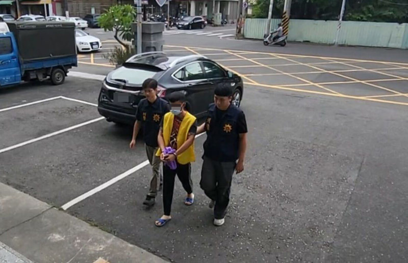 何姓男子（中）在臉書發文吸毒後要在火車站車廂暴力犯罪，還稱要「超越鄭捷」，引起網友驚慌報警。嘉義市第二警分局21日循線將何男帶回偵訊，他供稱只是發洩情緒，全案依法送辦。（警方提供）中央社記者姜宜菁傳真　114年10月21日