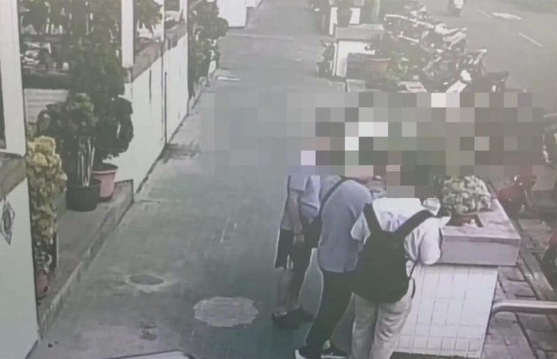 年約40歲曹姓車手向假投資洋酒被害人面交取款新台幣30萬元,遭員警當場查獲,他稱其上網應徵事務助理員卻淪車手被逮,彰化縣警察局員林分局將他依詐欺等罪嫌送辦。(民眾提供)中央社記者鄭維真傳真 114年10月21日
