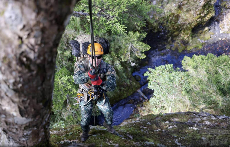陸軍特指部特戰訓練中心114年度「高寒地救援訓練班」近日已在武嶺完成特殊地形救援訓練,其中一項科目,學員得在10公尺高的岩壁上垂降,強化膽識及專業。(青年日報提供)中央社記者游凱翔傳真 114年10月21日