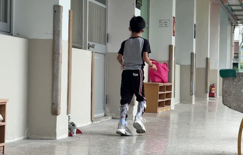 馬太鞍溪堰塞湖潰流,光復鄉家戶泡在淤泥裡,8歲的恩恩因腦麻,行走需靠足踝矯具輔助,卻在洪水中失去「雙腳」。媽媽向門諾醫院求助,義肢矯具中心接案後僅6天就趕工完成,讓恩恩開心上學。(門諾醫院提供)中央社記者李先鳳傳真 114年10月21日