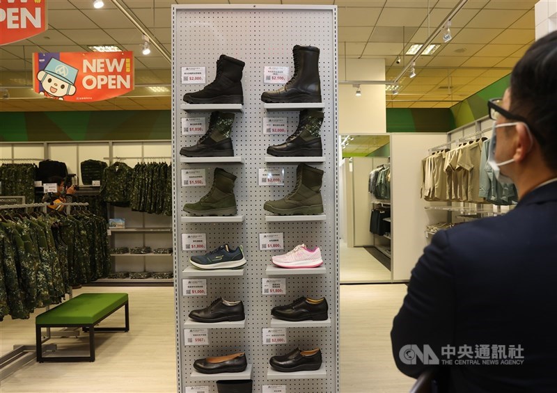 圖為國防部國軍服裝供售站。(中央社檔案照片)