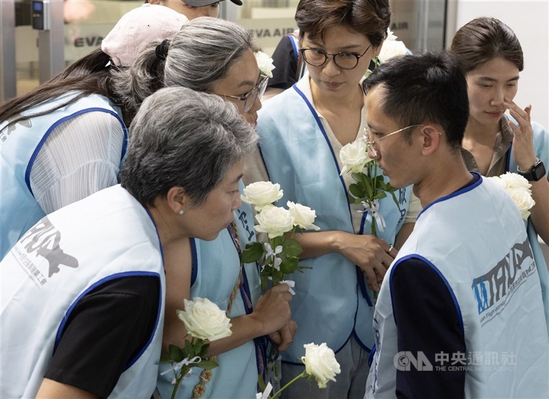 長榮馬拉松活動26日舉行，桃園市空服員職業工會當天將送陳情書和白玫瑰給長榮高層，呼籲正視並改善請假制度及企業文化（中央社檔案照片）