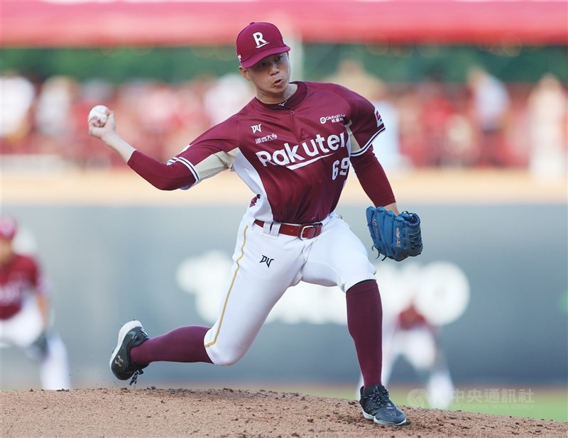 中職總冠軍賽第3戰21日晚間舉行,已取得2勝的樂天桃猿隊搶聽牌,先發打序複製第2戰,先發投手為本土投手黃子鵬(圖)。(中央社檔案照片)