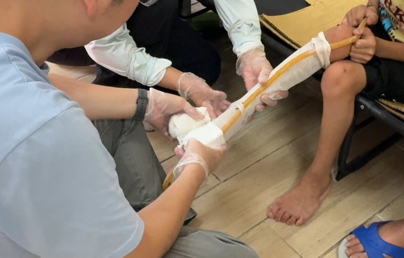 馬太鞍溪堰塞湖潰流,光復鄉家戶泡在淤泥裡,8歲的恩恩因腦麻,行走需靠足踝矯具輔助,卻在洪水中失去「雙腳」。媽媽向門諾醫院求助,義肢矯具中心接案後,到府丈量、設計、製模到試穿全程免費,僅6天就趕工完成。(門諾醫院提供)中央社記者李先鳳傳真 114年10月21日