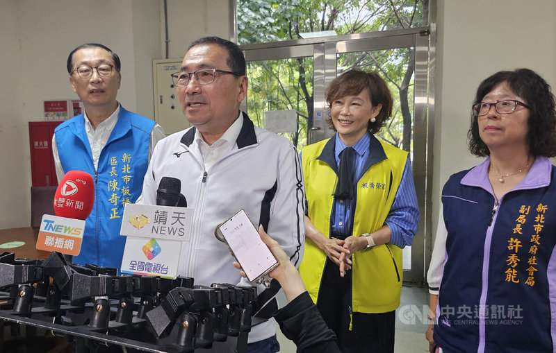 新北市政府根據氣象署預報資料,宣布21日除部分山區學校停班課,其餘地區正常上班上課,網友湧進市長侯友宜的臉書留言表達不同意見。侯友宜(左2)21日接受媒體聯訪表示,雖然雨量達到大雨跟豪大雨,但多是下在山區,平地的雨量並沒有達到停班停課的標準。中央社記者王鴻國攝 114年10月21日