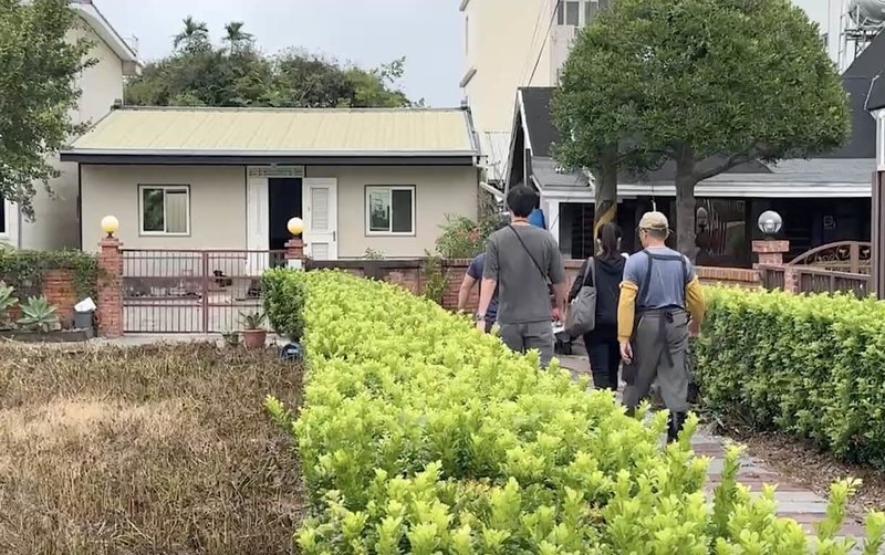 苗栗公館「人人犬舍」被發現有9成以上犬隻聲帶遭剪,且以年老患病母體進行繁殖等不當飼養,縣府21日表示,將依違反動保法最高裁罰並廢止業者特定寵物業許可證。圖為動防所人員20日稽查情形。(民眾提供)中央社記者管瑞平傳真 114年10月21日